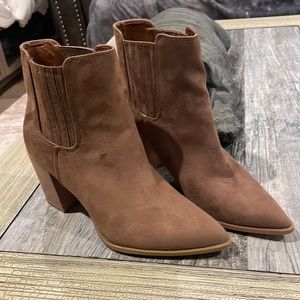 ZBY Brown Pointy Toe Ankle Boats size 9 1/2 Women.